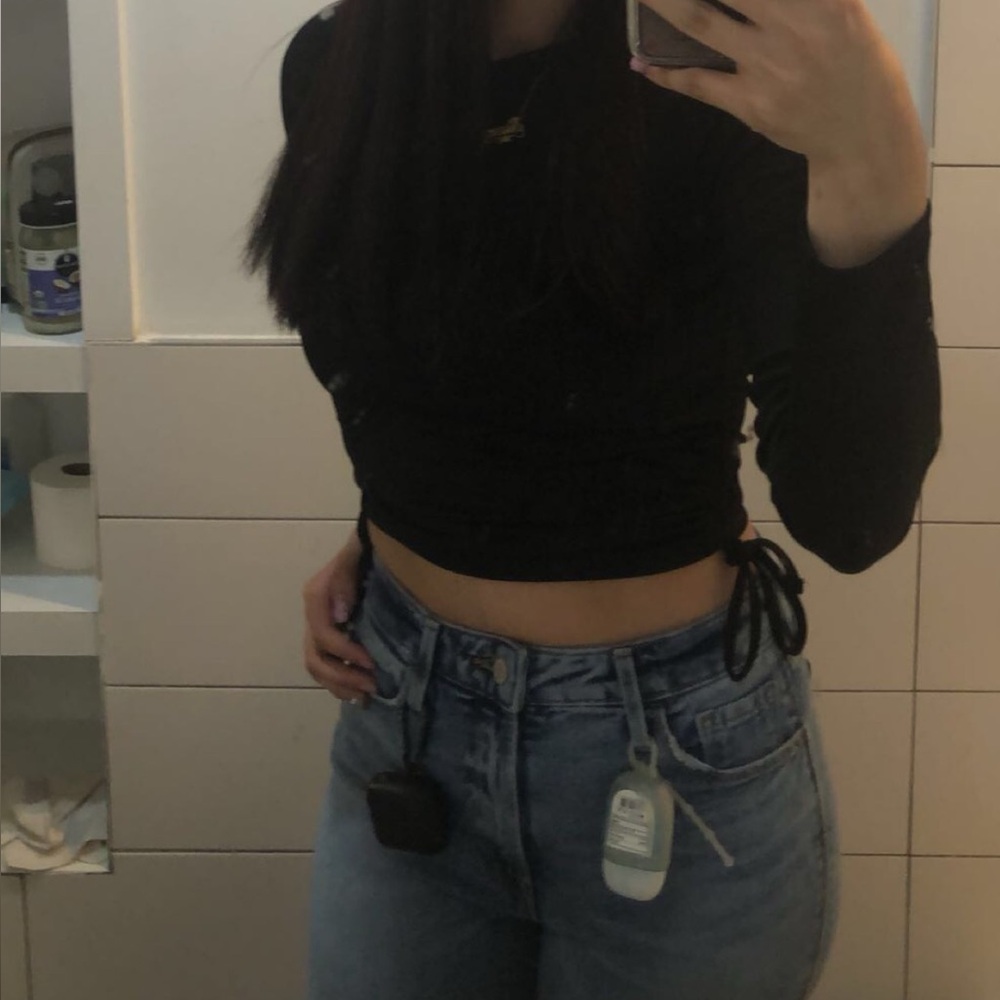 Forever 21 women’s black crop top knit sweater